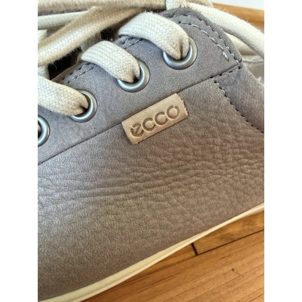 Ecco lace up